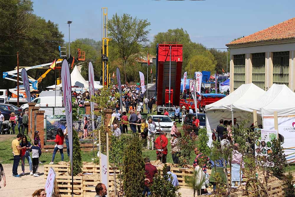 La Villa Ducal de Lerma vive, hasta el próximo 3 de mayo, su Feria de Maquinaria Agrícola con 175 expositores y un buen tiempo que ha llenado de visitantes el recinto ferial en su primera jornada