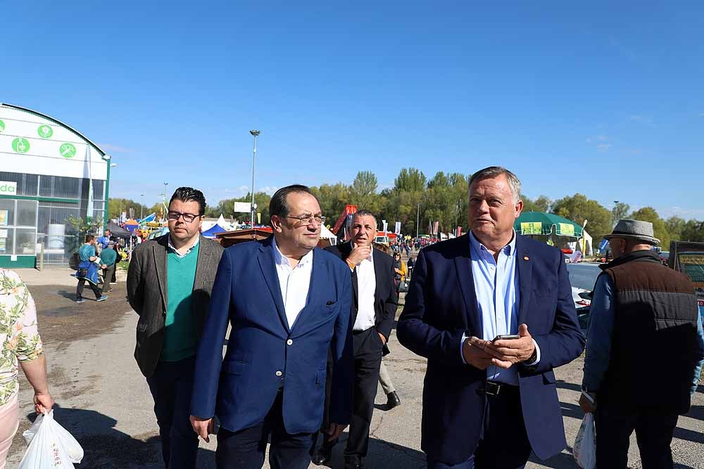 El presidente de la Junta, Juan Vicente Herrera, ha inaugurado la feria pero ha estado acompañado de políticos locales y provinciales, además de los candidatos a la Junta Alfonso Fernández Mañueco y Francisco Igea