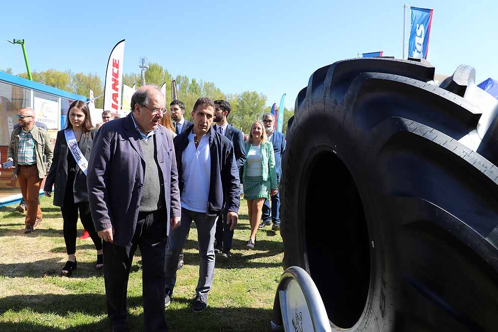 El presidente de la Junta, Juan Vicente Herrera, ha inaugurado la feria pero ha estado acompañado de políticos locales y provinciales, además de los candidatos a la Junta Alfonso Fernández Mañueco y Francisco Igea