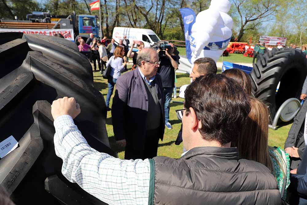 El presidente de la Junta, Juan Vicente Herrera, ha inaugurado la feria pero ha estado acompañado de políticos locales y provinciales, además de los candidatos a la Junta Alfonso Fernández Mañueco y Francisco Igea