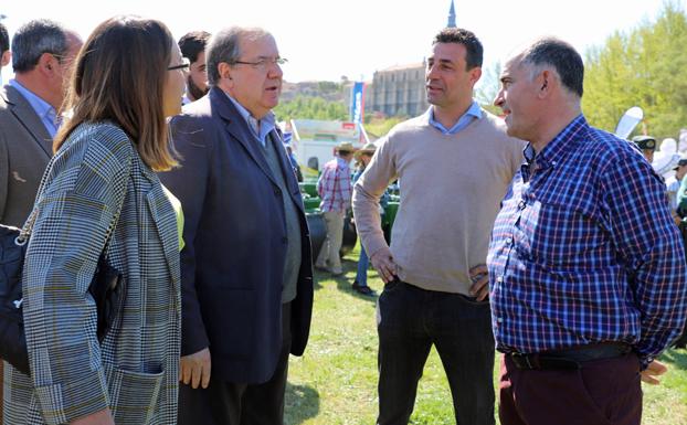 Delgado junto al presidente Herrera a la alcaldesa de Lerma, Celia Izquierdo, en la Feria de Maquinaria Agrícola