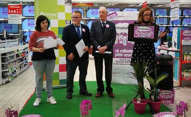 De izda a dcha, Ana Caballero y Jorge Ruiz del Equipo #Stopbullying; el presidente de la Fundación Aspanias, Miguel Patón y la directora de Alcampo Burgos, Carmen Odilón. 