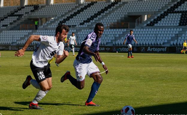 Fer Ruiz pugna por un balón con el jugador del Valladolid Promesas. 