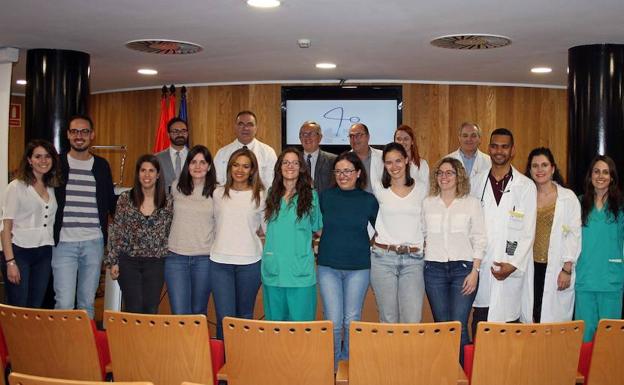 Foto de familia de los residentes que acaban su formación, junto a representantes regionales. 