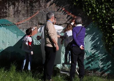 Imagen secundaria 1 - El mural burgalés del río Arlanzón sigue creciendo para concienciar sobre el respeto al medio ambiente