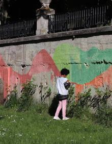 Imagen secundaria 2 - El mural burgalés del río Arlanzón sigue creciendo para concienciar sobre el respeto al medio ambiente