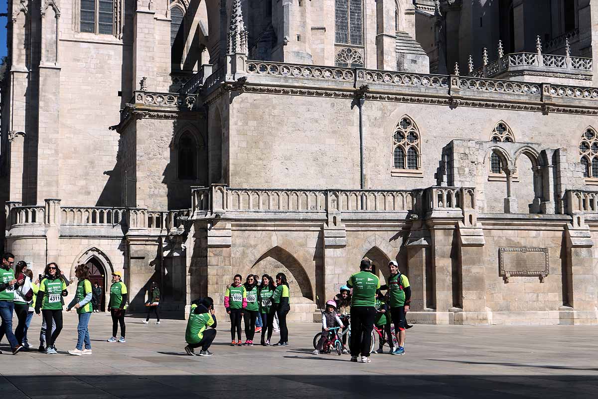 Miles de burgaleses participan en la I Marcha Contra el Cáncer de Burgos, que agota los dorsales