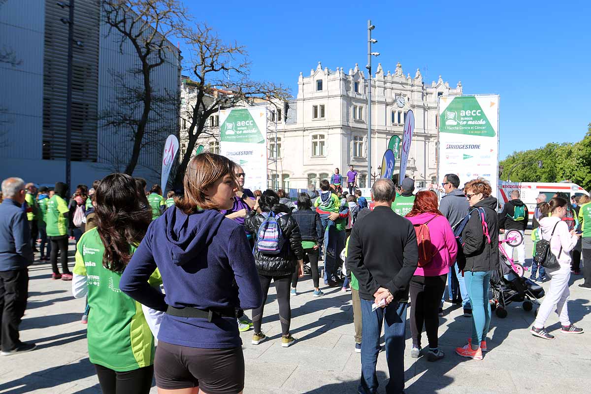 Miles de burgaleses participan en la I Marcha Contra el Cáncer de Burgos, que agota los dorsales