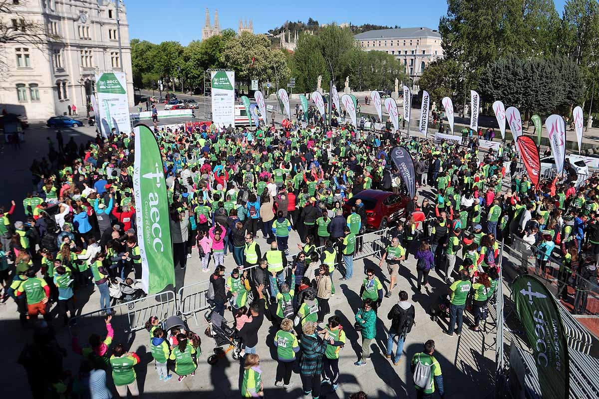 Miles de burgaleses participan en la I Marcha Contra el Cáncer de Burgos, que agota los dorsales
