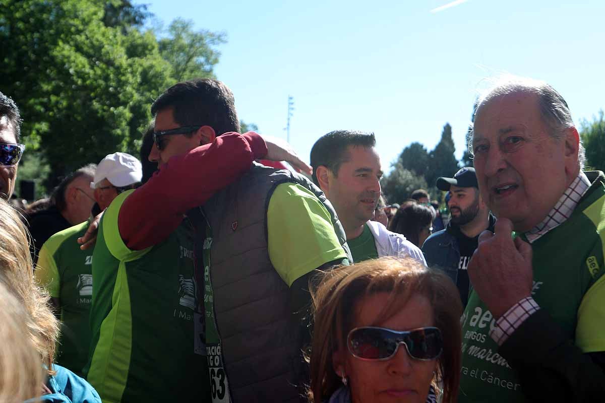 Miles de burgaleses participan en la I Marcha Contra el Cáncer de Burgos, que agota los dorsales