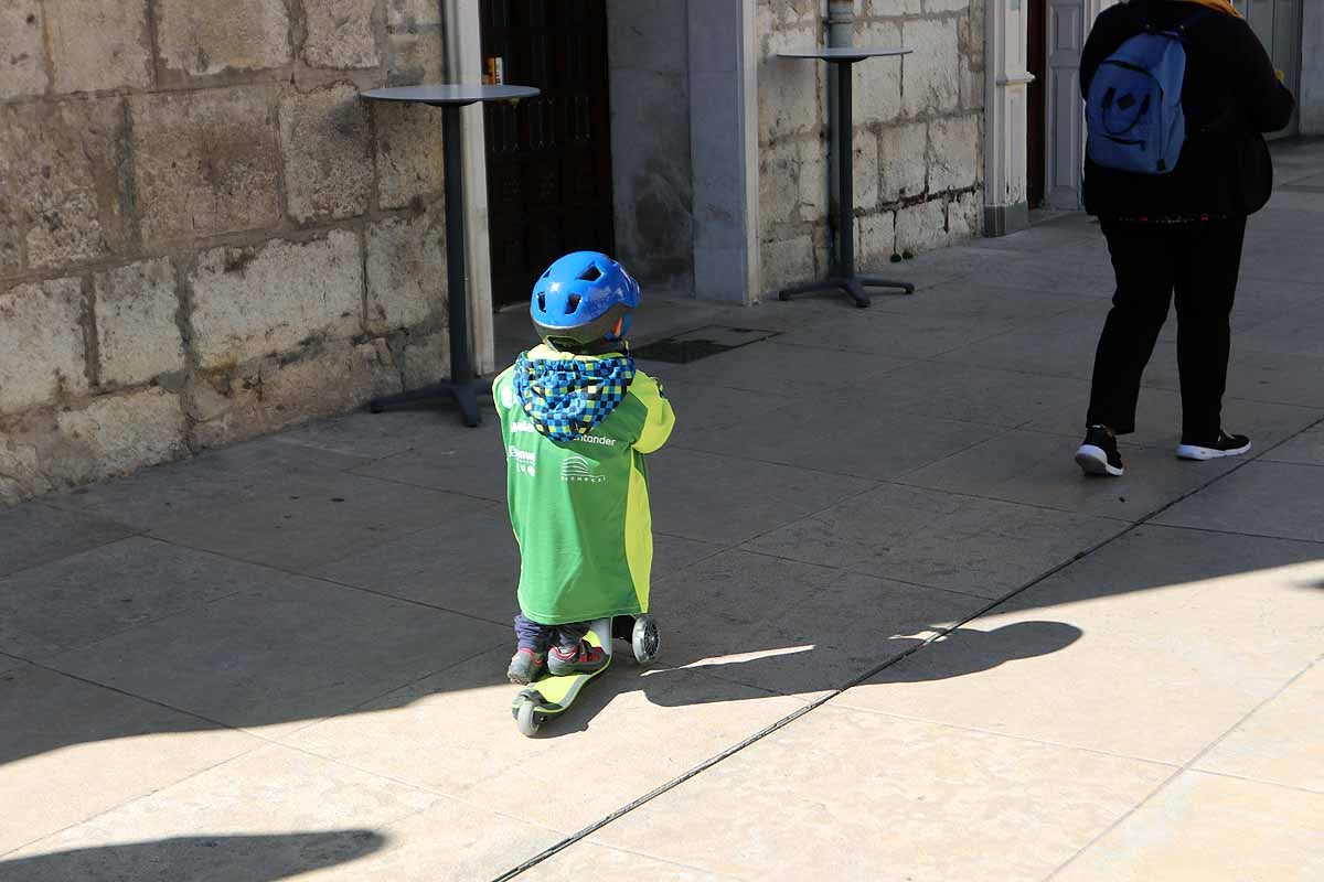 Miles de burgaleses participan en la I Marcha Contra el Cáncer de Burgos, que agota los dorsales