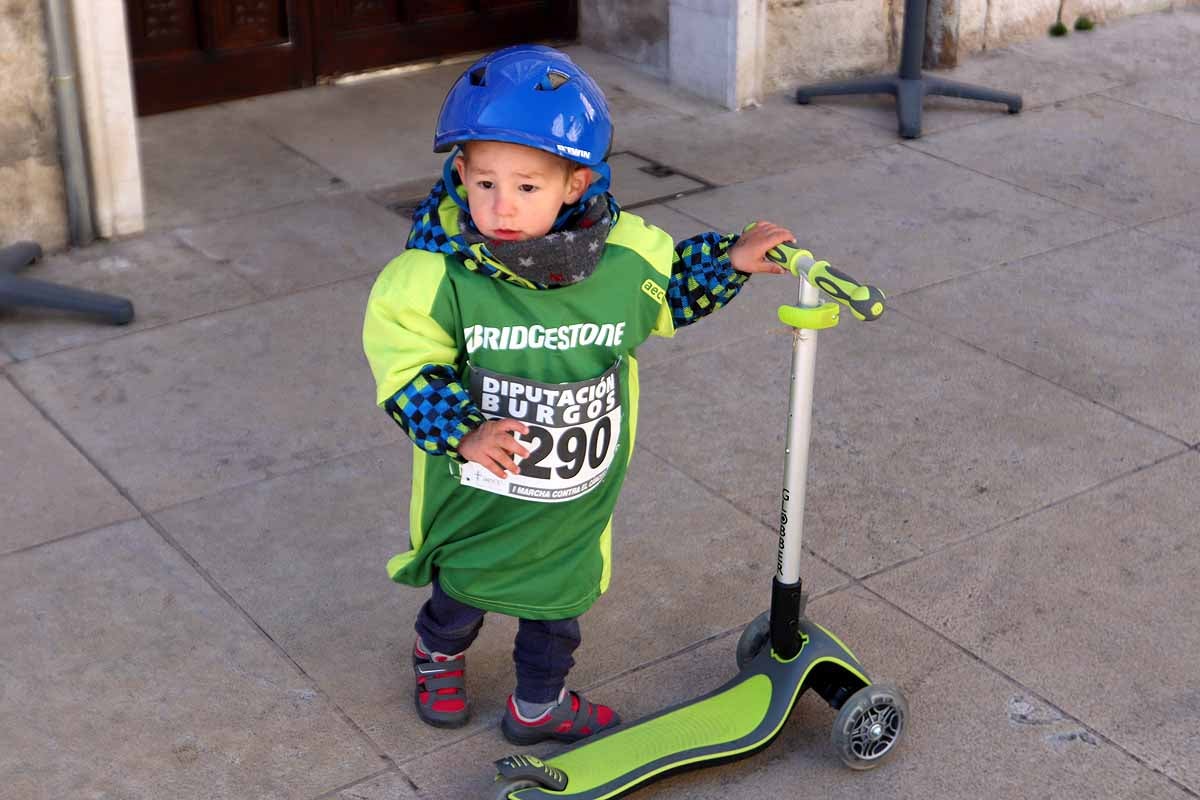 Miles de burgaleses participan en la I Marcha Contra el Cáncer de Burgos, que agota los dorsales