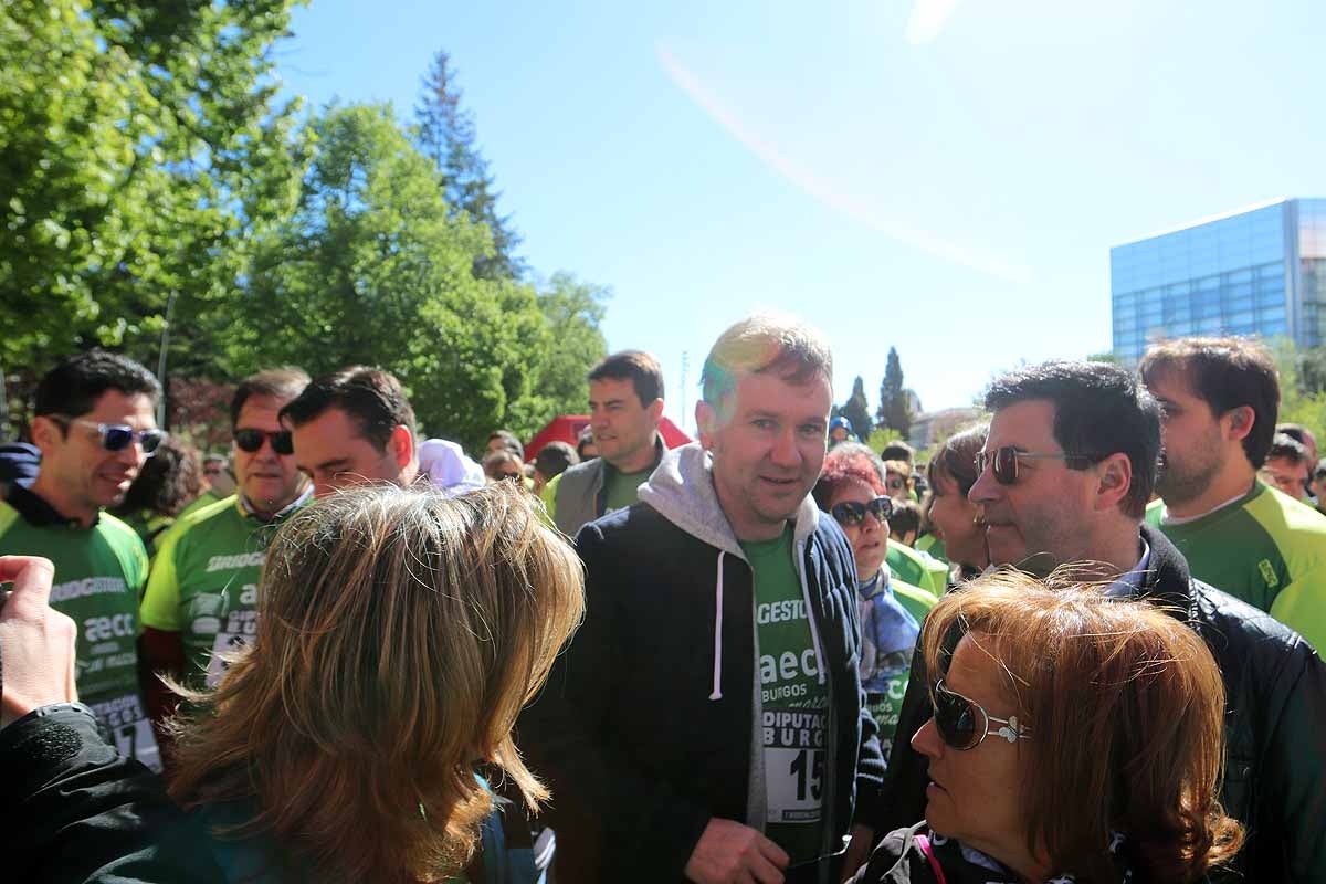 Miles de burgaleses participan en la I Marcha Contra el Cáncer de Burgos, que agota los dorsales