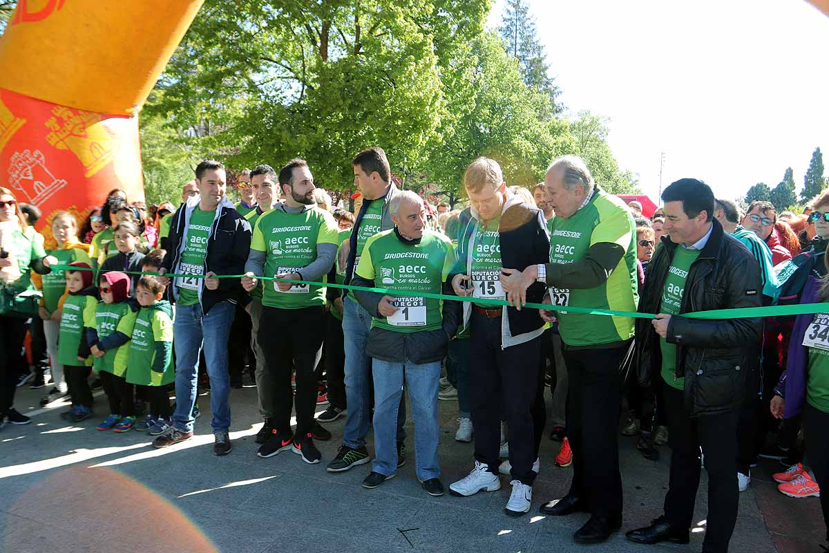 Miles de burgaleses participan en la I Marcha Contra el Cáncer de Burgos, que agota los dorsales
