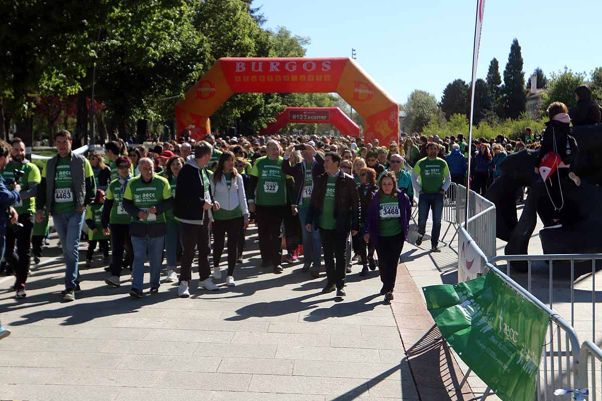 Miles de burgaleses participan en la I Marcha Contra el Cáncer de Burgos, que agota los dorsales