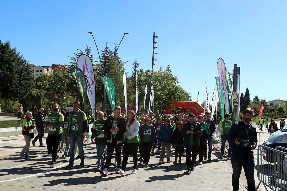 Miles de burgaleses participan en la I Marcha Contra el Cáncer de Burgos, que agota los dorsales