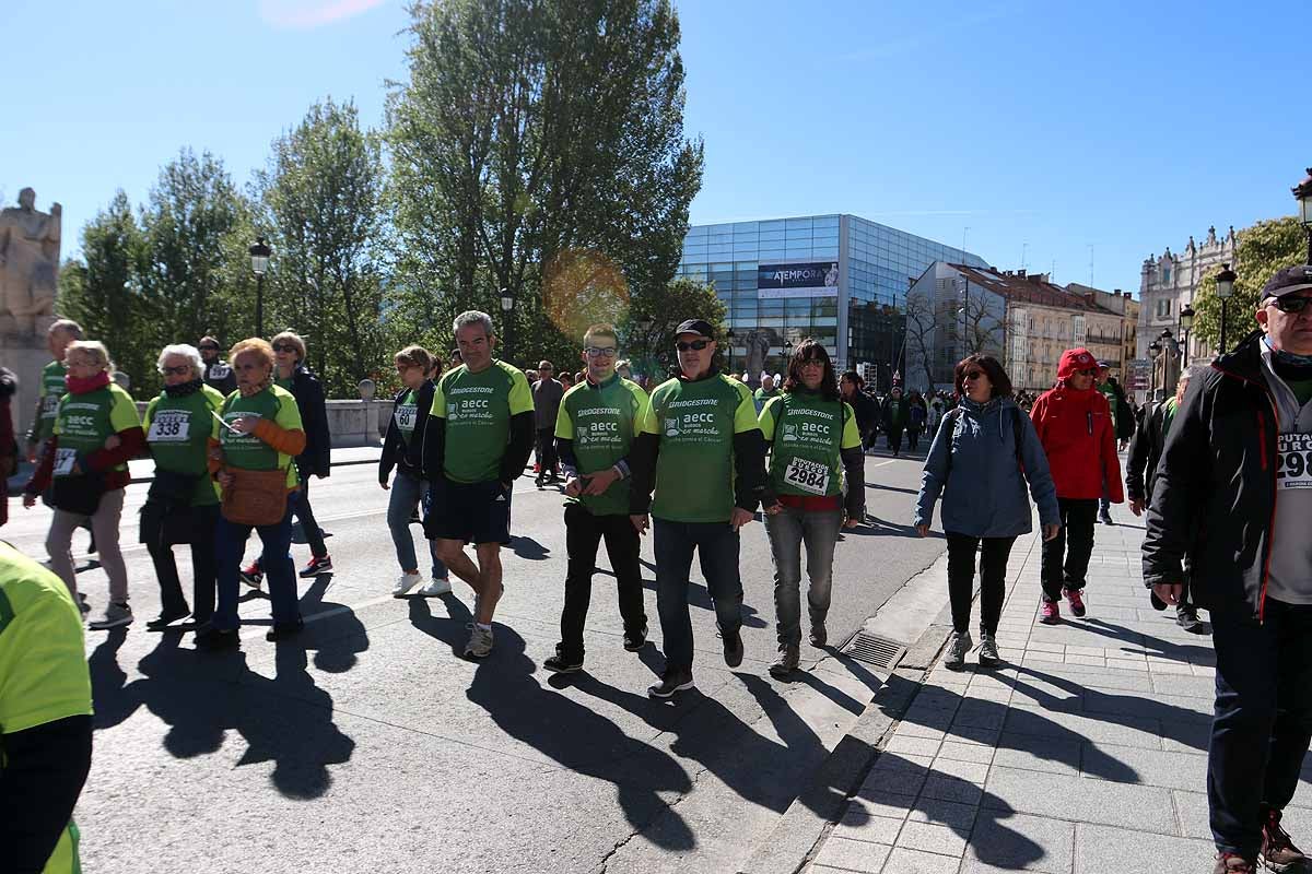 Miles de burgaleses participan en la I Marcha Contra el Cáncer de Burgos, que agota los dorsales