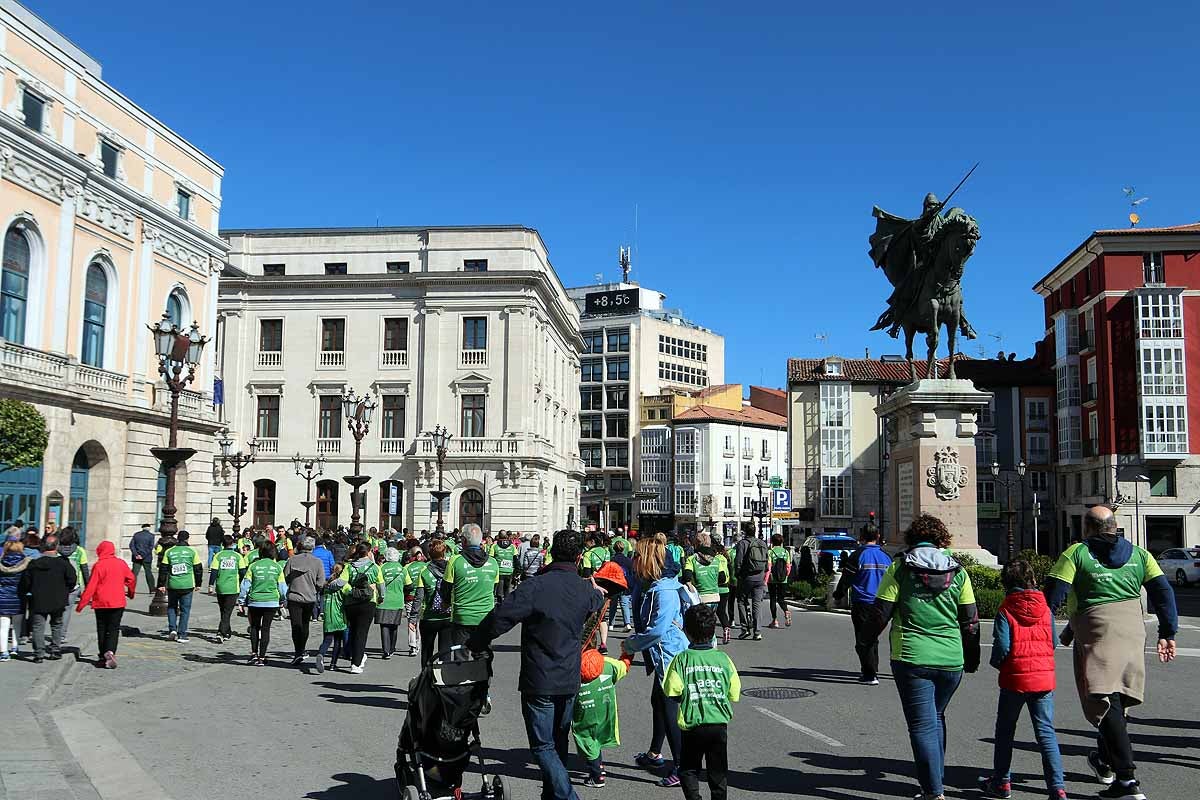 Miles de burgaleses participan en la I Marcha Contra el Cáncer de Burgos, que agota los dorsales