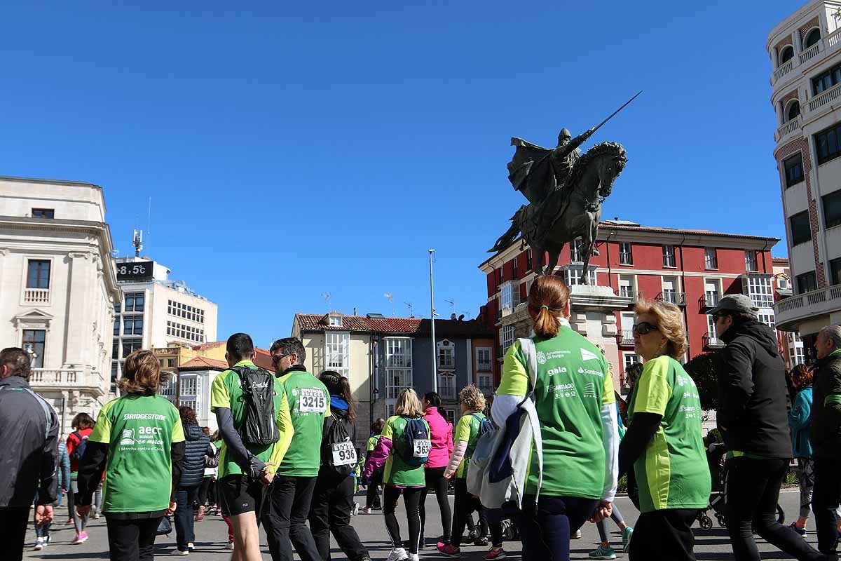 Miles de burgaleses participan en la I Marcha Contra el Cáncer de Burgos, que agota los dorsales