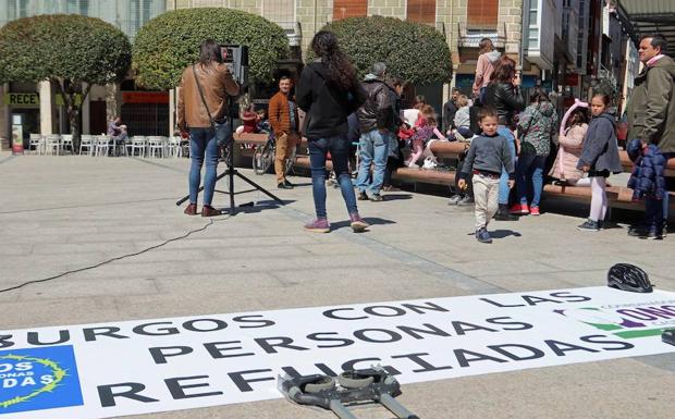 Imagen principal - Burgos con las Personas Refugiadas denuncia las políticas migratorias, «de odio y discriminación», de la Unión Europa