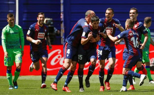 Los jugadores del Eibar celebran el tanto de Cote.