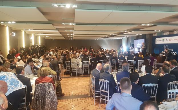 Imagen principal - Invitados al Foro Económico celebrado esta mañana. En la última imagen, Herrera y Núñez Feijoo charlan en los minutos previos al comienzo del acto.