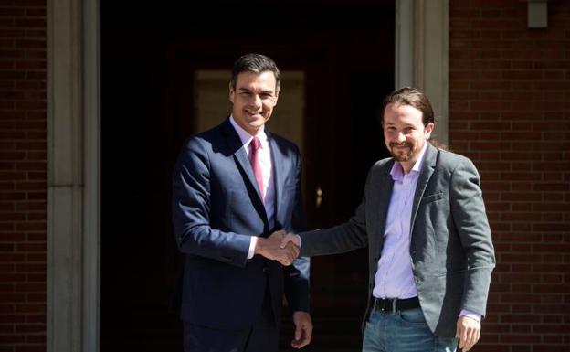 Pedro Sánchez y Pablo Iglesia se saludan en La Moncloa. 