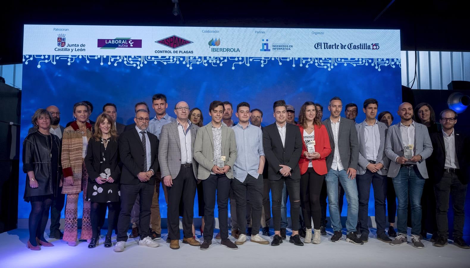 El Norte de Castilla premia a los revolucionarios de la era digital, un reconocimiento que pone en valor los esfuerzos realizados a través de sus seis categorías: Negocio digital, para Cashless; Comunicación digital, para Profesor 10 mates; Movilidad, para Vaughan Radio; Usabilidad para The 42 degrees; Mejor solución virtual para Entamar, y en la categoría Mejor proyecto educativo, el reconocimiento fue para Kirón, mientras que el Premio especial de la audiencia recayó en Tu comercio Vecino