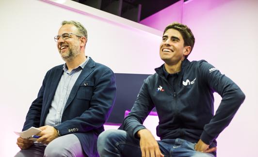 Landa sonríe durante la presentación junto a Fernando Ruiz, de Eurosport 