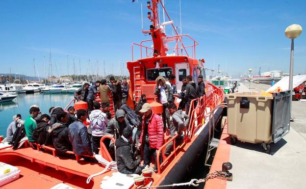 Salvamento Marítimo desembarca a un grupo de inmigrantes en el puerto de Algeciras (Cádiz), recogidos este martes en aguas del Estrecho. 