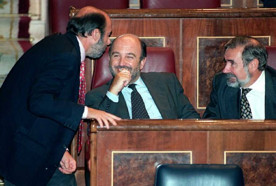 El entonces secretario general del PSOE Joaquín Almunia dialoga desde su escaño en el Congreso con Rubalcaba en 1997.