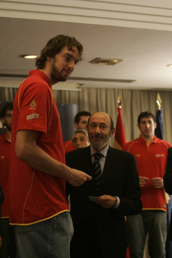 Rubalcaba, entonces ministro de Interior, visita a Pau Gasol al resto de componentes de la Selección Española de Baloncesto en Madrid, en 2007.