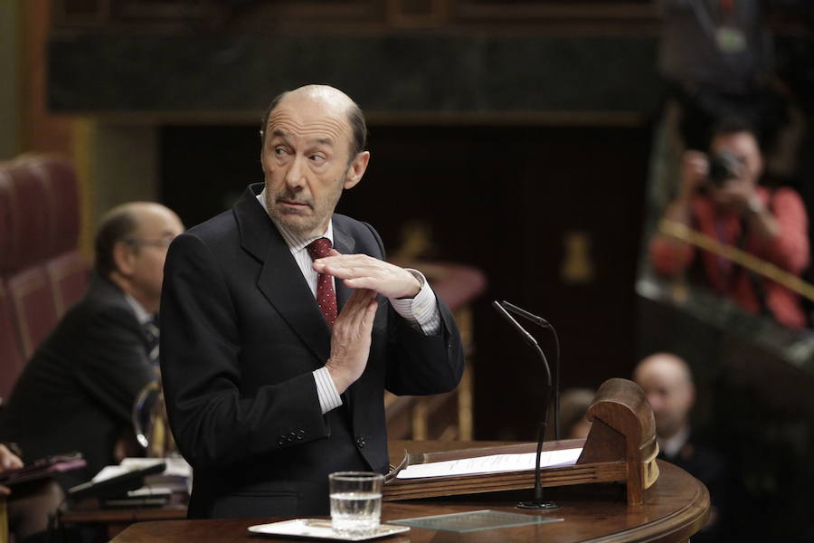 Alfredo Pérez Rubalcaba, como jefe de la oposición, hace un gesto a Mariano Rajoy en un debate en el Congreso.