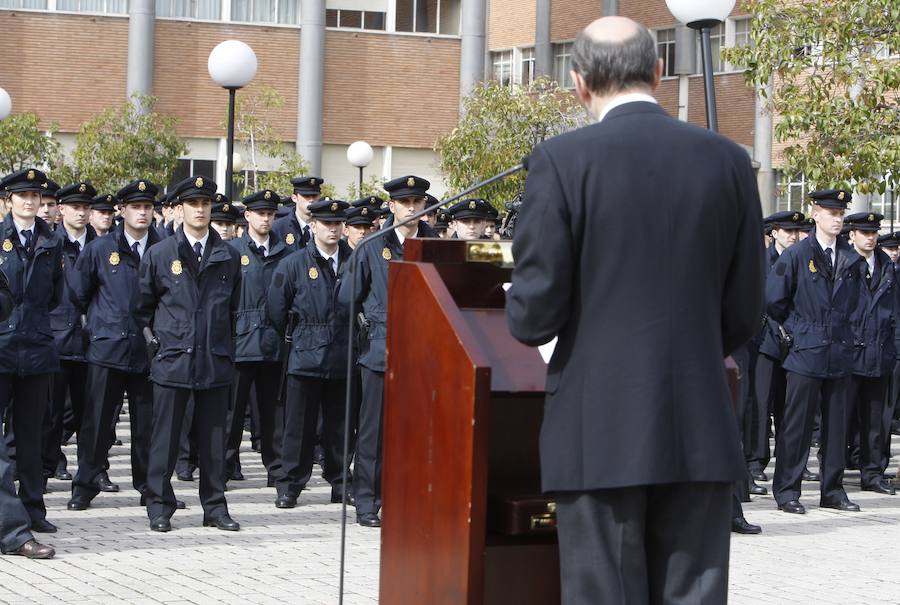 El entonces ministro del Interior en funciones, Alfredo Pérez Rubalcaba, presidIó hoy la presentación de 1.629 nuevos agentes del Cuerpo Nacional de Policía en 2008.
