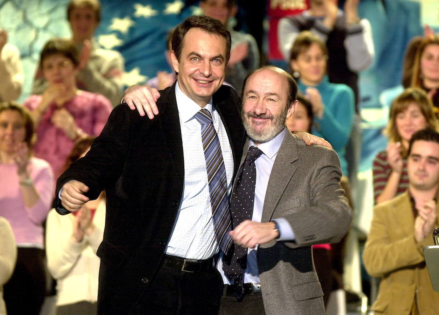 Rubalcaba junto a José Luis Rodríguez Zapatero durante la campaña electoral de 2004.