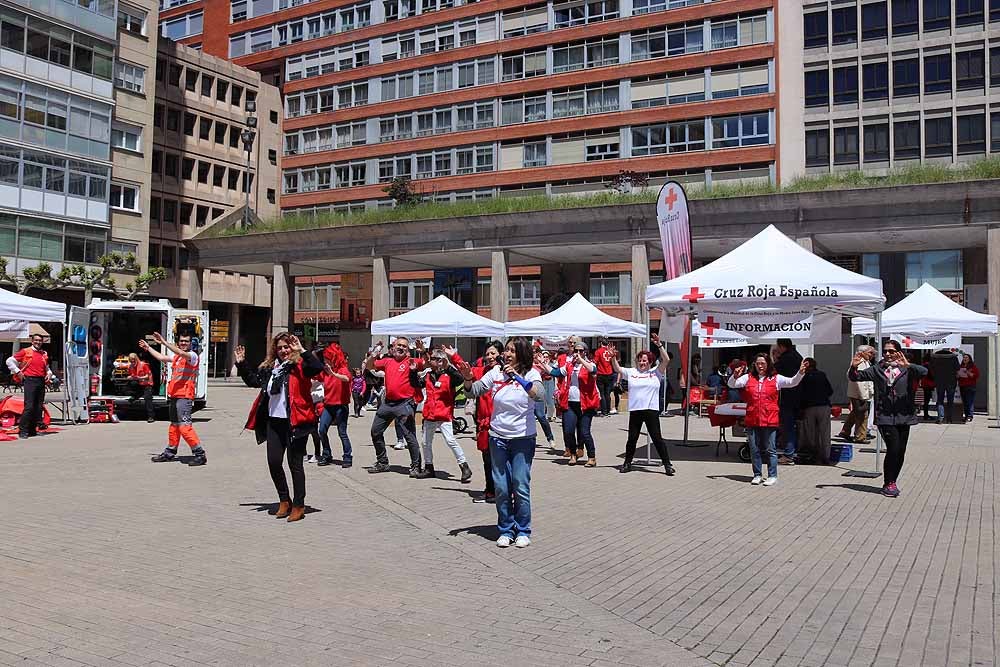 Cruz Roja Burgos ha organizado una jornada de convivencia en la Plaza de España para dar a conocer su trabajo con motivo del Día de la Cruz Roja y la Media Luna Roja