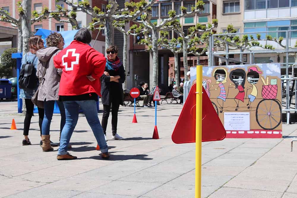 Cruz Roja Burgos ha organizado una jornada de convivencia en la Plaza de España para dar a conocer su trabajo con motivo del Día de la Cruz Roja y la Media Luna Roja