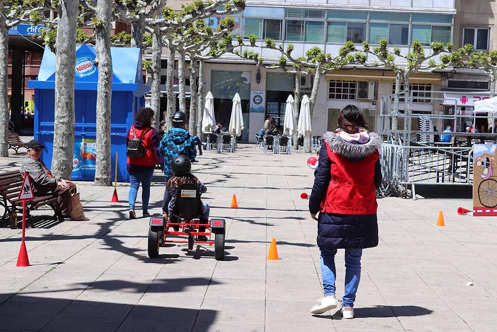 Cruz Roja Burgos ha organizado una jornada de convivencia en la Plaza de España para dar a conocer su trabajo con motivo del Día de la Cruz Roja y la Media Luna Roja