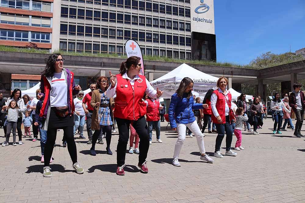 Cruz Roja Burgos ha organizado una jornada de convivencia en la Plaza de España para dar a conocer su trabajo con motivo del Día de la Cruz Roja y la Media Luna Roja