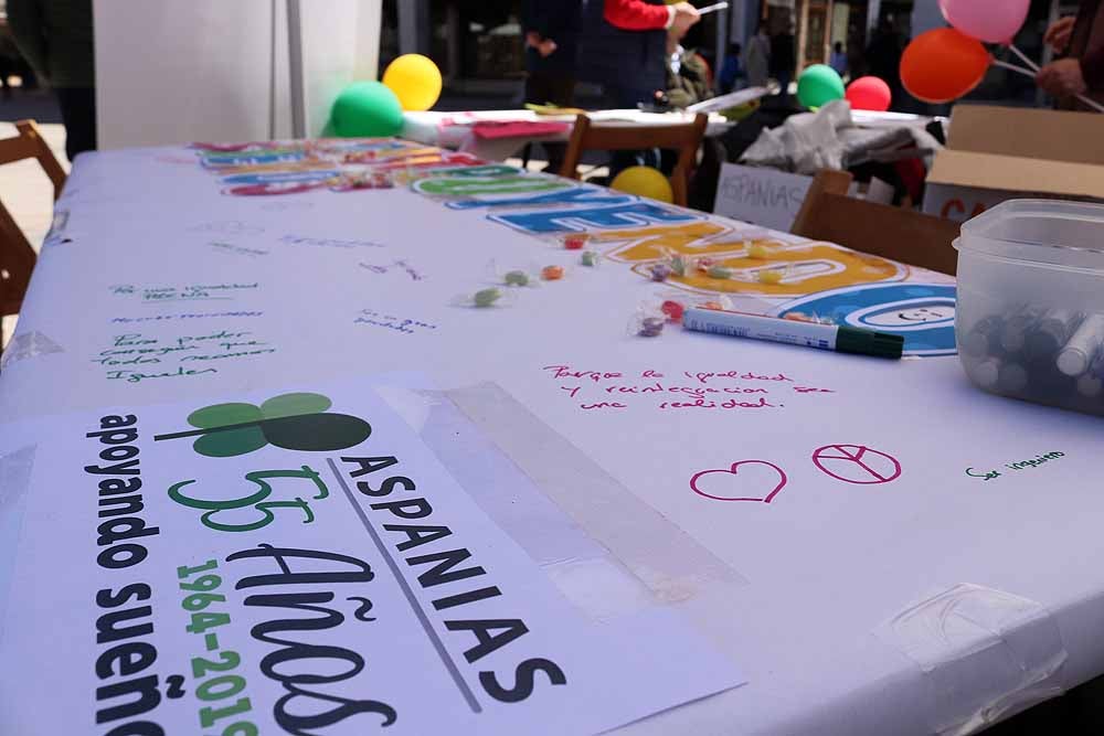 La Plaza Mayor de Burgos se ha llenado de familias en una jornada festiva, con juegos infantiles, actuaciones musicales, teatro y la presencia de asociaciones del ámbito familiar burgalés