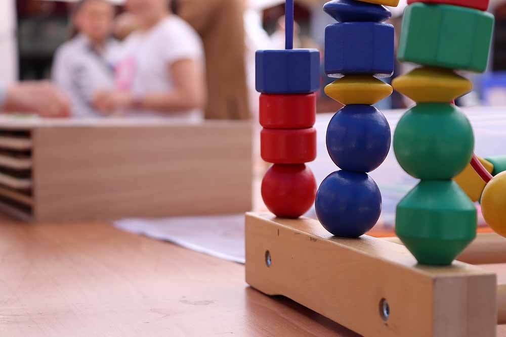 La Plaza Mayor de Burgos se ha llenado de familias en una jornada festiva, con juegos infantiles, actuaciones musicales, teatro y la presencia de asociaciones del ámbito familiar burgalés