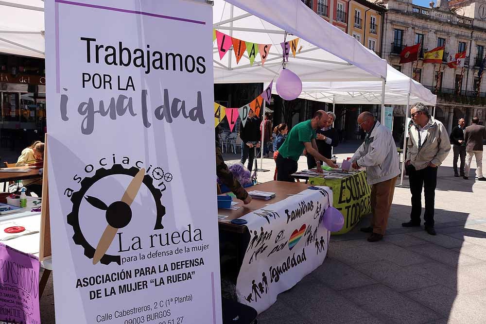 La Plaza Mayor de Burgos se ha llenado de familias en una jornada festiva, con juegos infantiles, actuaciones musicales, teatro y la presencia de asociaciones del ámbito familiar burgalés