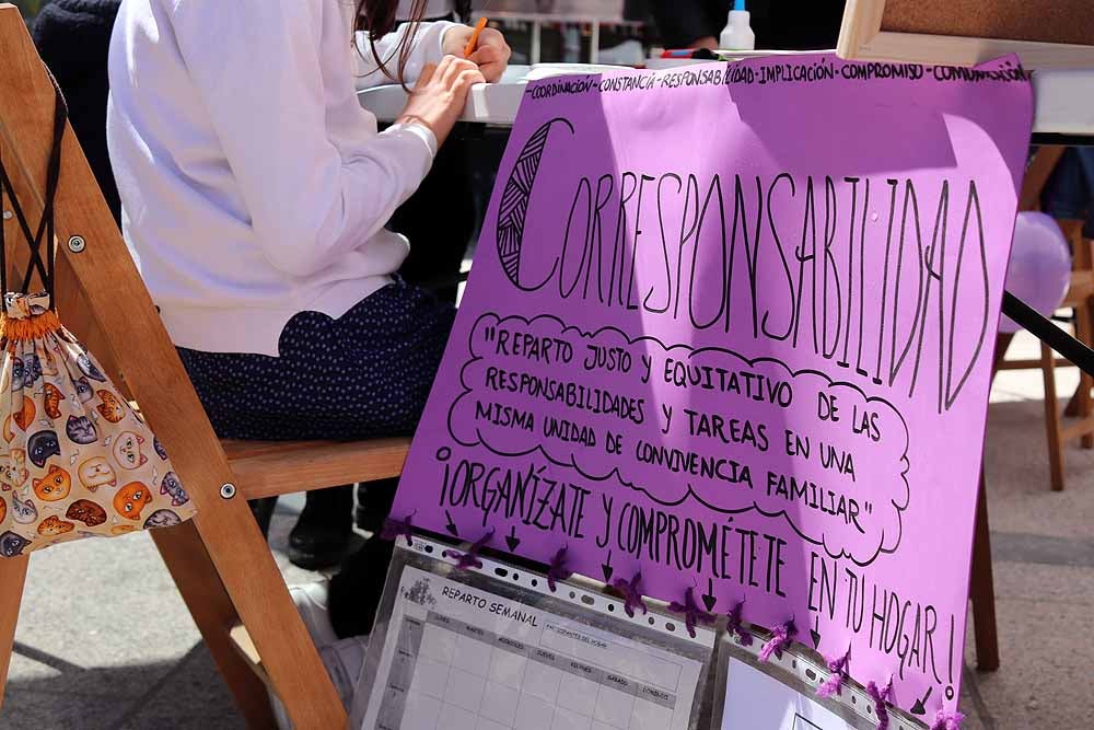 La Plaza Mayor de Burgos se ha llenado de familias en una jornada festiva, con juegos infantiles, actuaciones musicales, teatro y la presencia de asociaciones del ámbito familiar burgalés