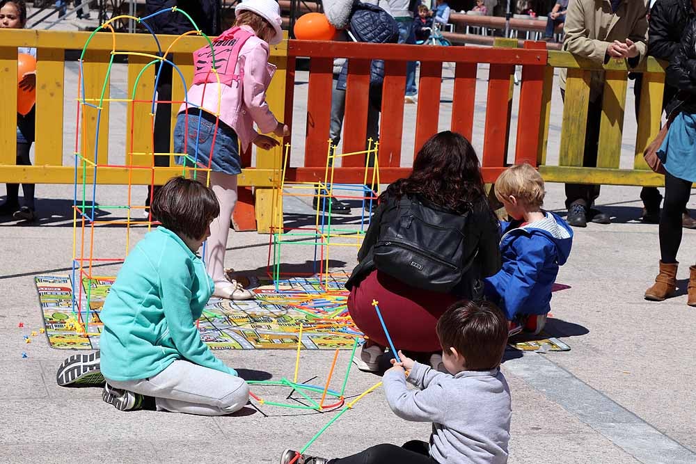 La Plaza Mayor de Burgos se ha llenado de familias en una jornada festiva, con juegos infantiles, actuaciones musicales, teatro y la presencia de asociaciones del ámbito familiar burgalés