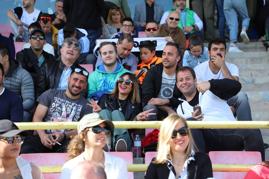 Fotos: La afición no ha parado de animar al Burgos CF en el partido de la salvación ante el Celta B