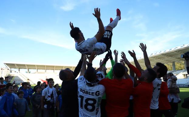 Así se ha celebrado en El Plantío la permanencia del Burgos CF