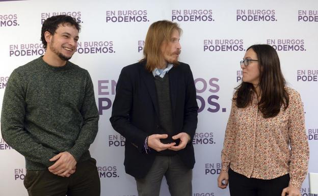 Félix Díez y Laura Domínguez junto a Pablo Fernández, en el centro. 