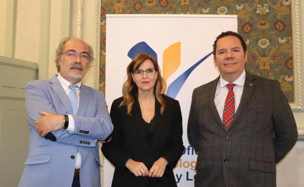 Valenciano con dos miembros del Colegio de psicólogos de CYL 