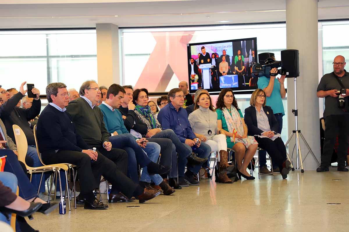 El candidato 'popular', Alfonso Fernández Mañueco, recoge el testigo del presidente de la Junta, aunque advierte que tiene que seguir su «camino»