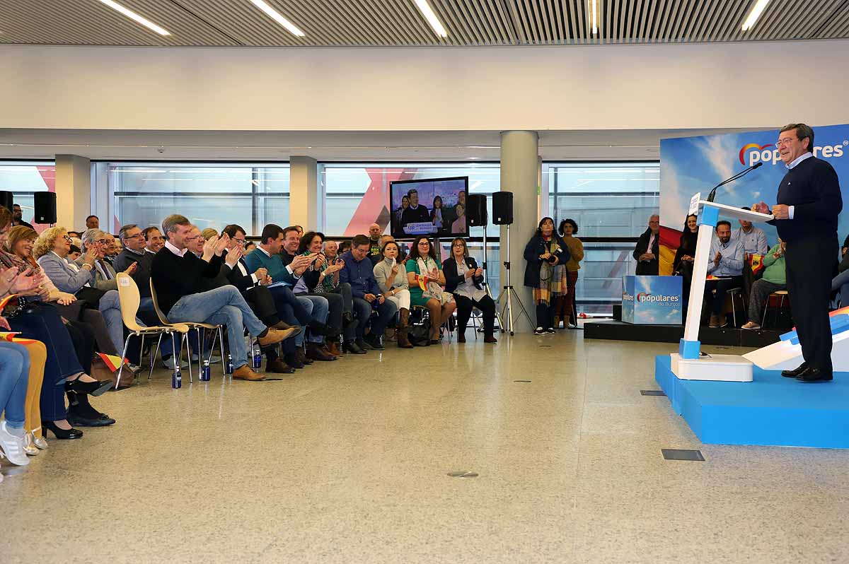 El candidato 'popular', Alfonso Fernández Mañueco, recoge el testigo del presidente de la Junta, aunque advierte que tiene que seguir su «camino»